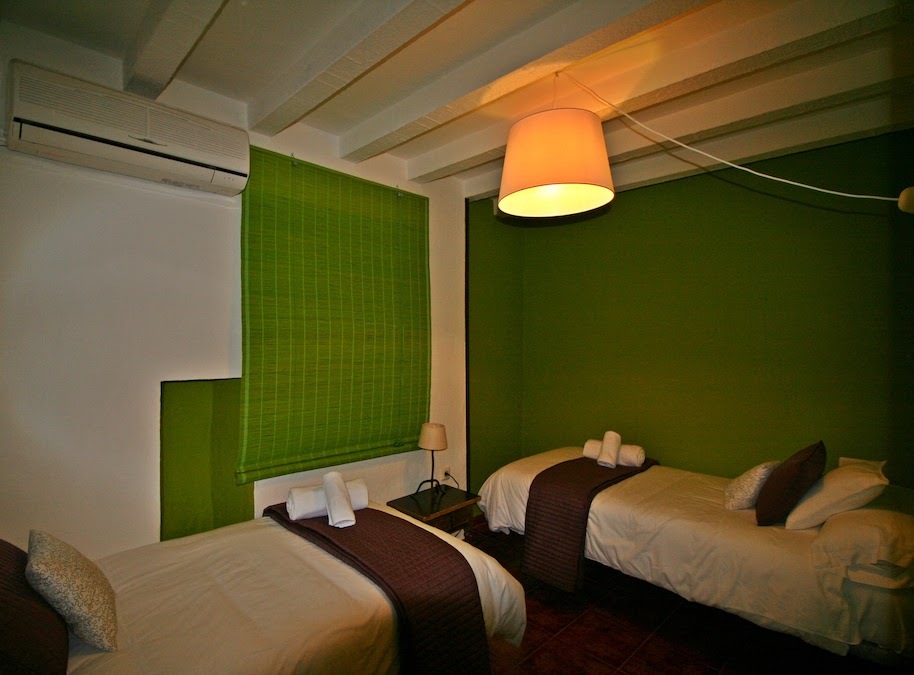 65. Twee kamers hebben twin beds