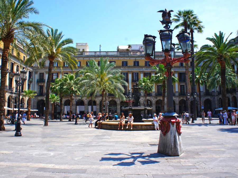 Plaça Reial met de lantaarns van Gaudí