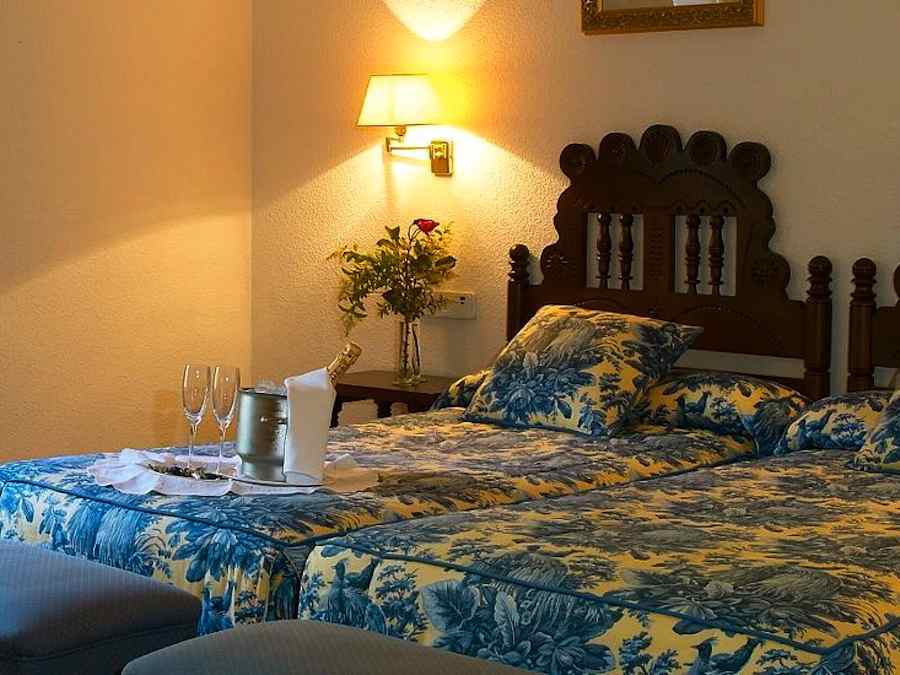 Een van de klassiek ingerichte kamers