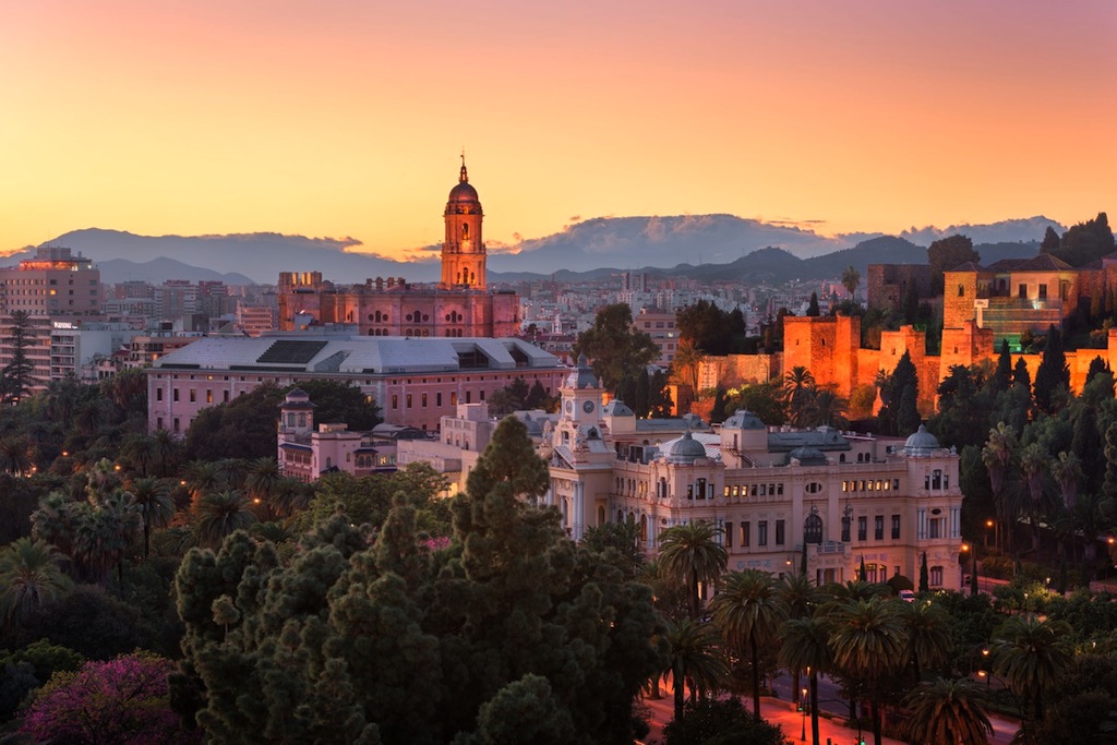 Zicht op Malaga in de avond, de Kathedraal en het Alcazaba