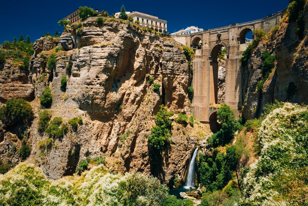 Spectaculair Ronda met een waterval in het ravijn
