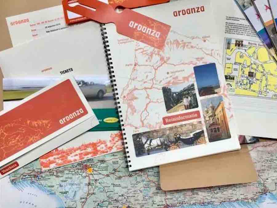 U ontvangt uitgebreide reisbescheiden twee weken voor vertrek
