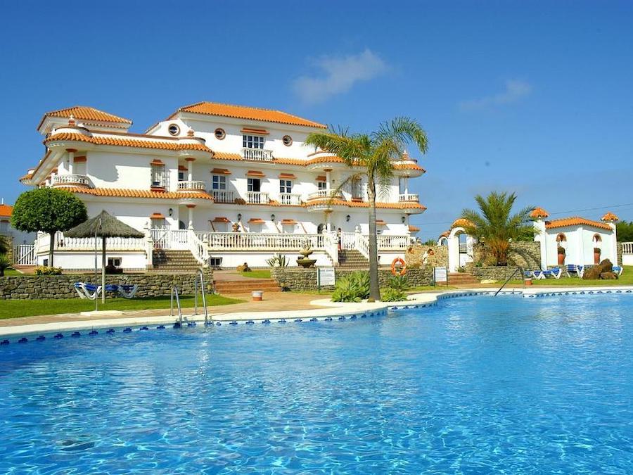 1. Conil: Hotel met 30 kamers en twee zwembaden op 2 minuten lopen