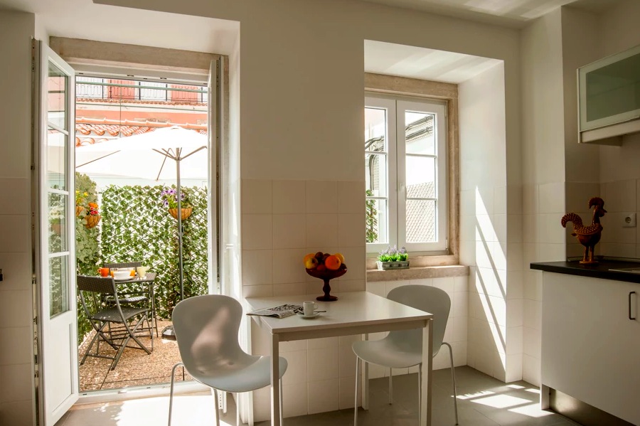 Een van de 2 suites met terras, begane grond