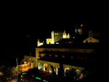 Zicht op de binnentuin van de Parador en het kloostervan Guadalupe bij nacht