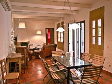 Salon met open haard en eethoek