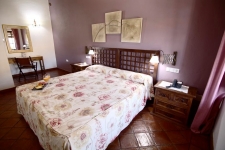 De kamers met plavuizen vloer
