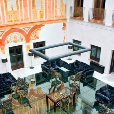 Het restaurant met er onder historische opgravingen