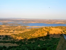 Uitzicht over het stuwmeer en het grensgebied Portugal en Spanje