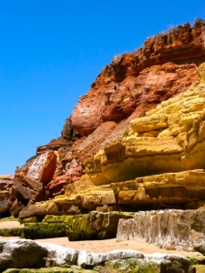 Rotsen bij het strand van Salema, Algarve