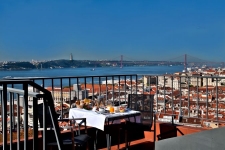 zicht op Lissabon en de taag vanuit het hotel in Alfama