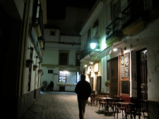 Straatje in Barrio Santa Cruz in Sevilla