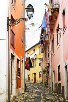 Straatje in Alfama, Lissabon