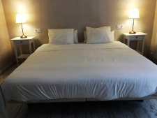 Masterbedroom met bed van 2x2 meter