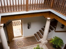 Patio met houten gallerijen
