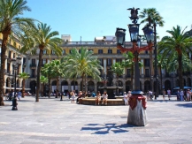 Plaça Reial met de lantaarns van Gaudí