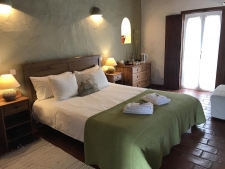 Een van de kamers van een appartement