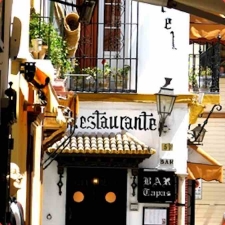 Plaza Venerables in de Barrio Santa Cruz