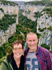 Anne en Arco van Ardanza in Navarra, nov 2019