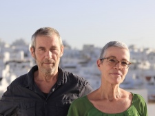 5. Anne en Arco op het terras van hun huis in Vejer