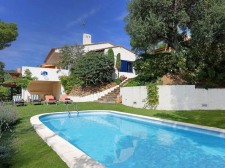 Villa op 2 km van zee