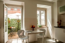 Een van de 2 suites met terras, begane grond